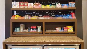 Una exhibición de aperitivos con papas fritas y otros bocadillos.