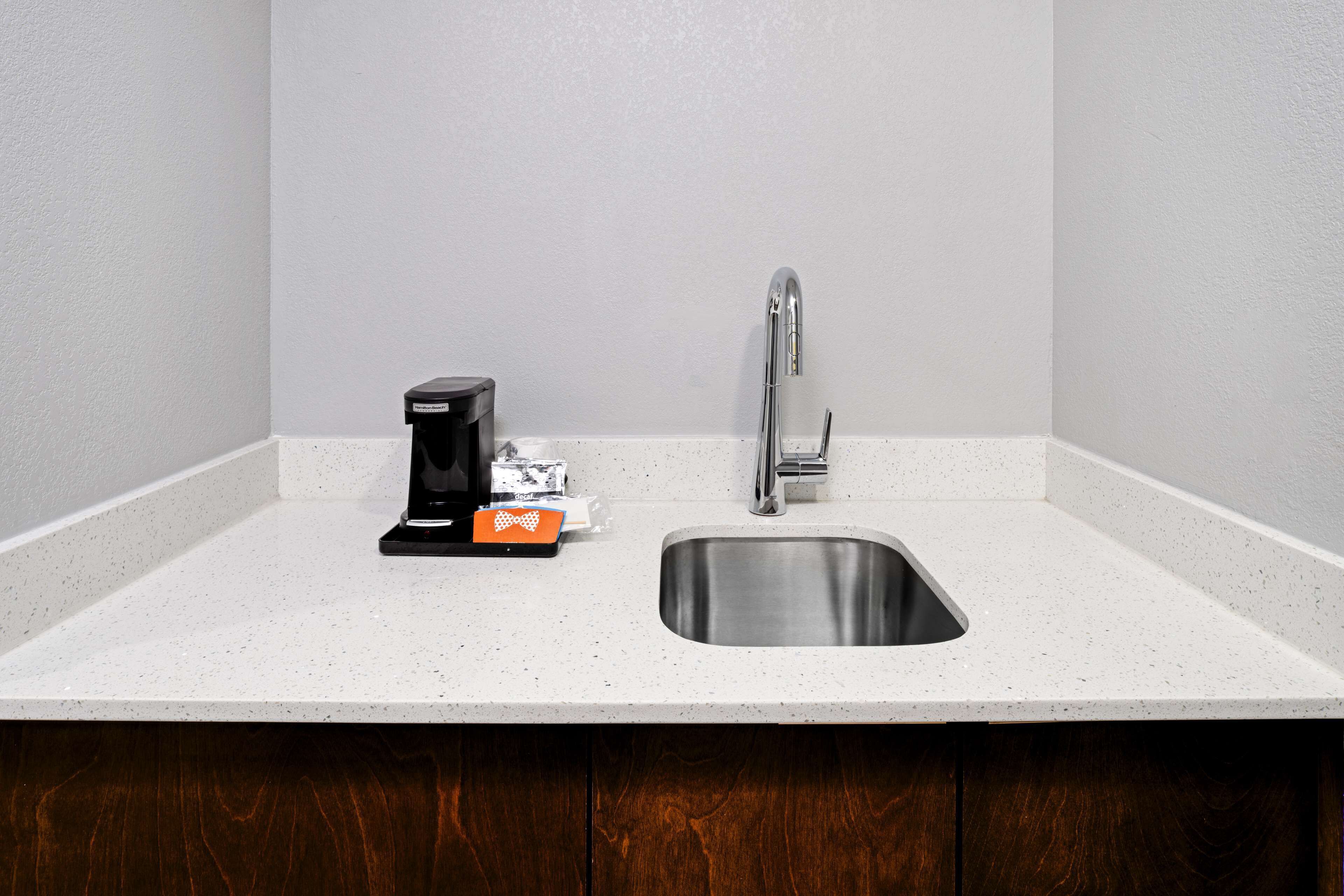 deluxe room, multiple beds, non smoking | 1 bedroom, premium bedding, in-room safe, desk