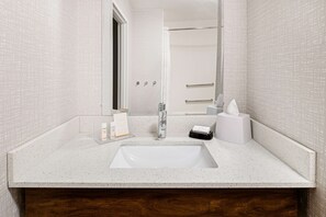 Chambre Classique, 1 très grand lit, baignoire (Mobility Room - Tub) | Salle de bain | Articles de toilette gratuits, sèche-cheveux, serviettes fournies