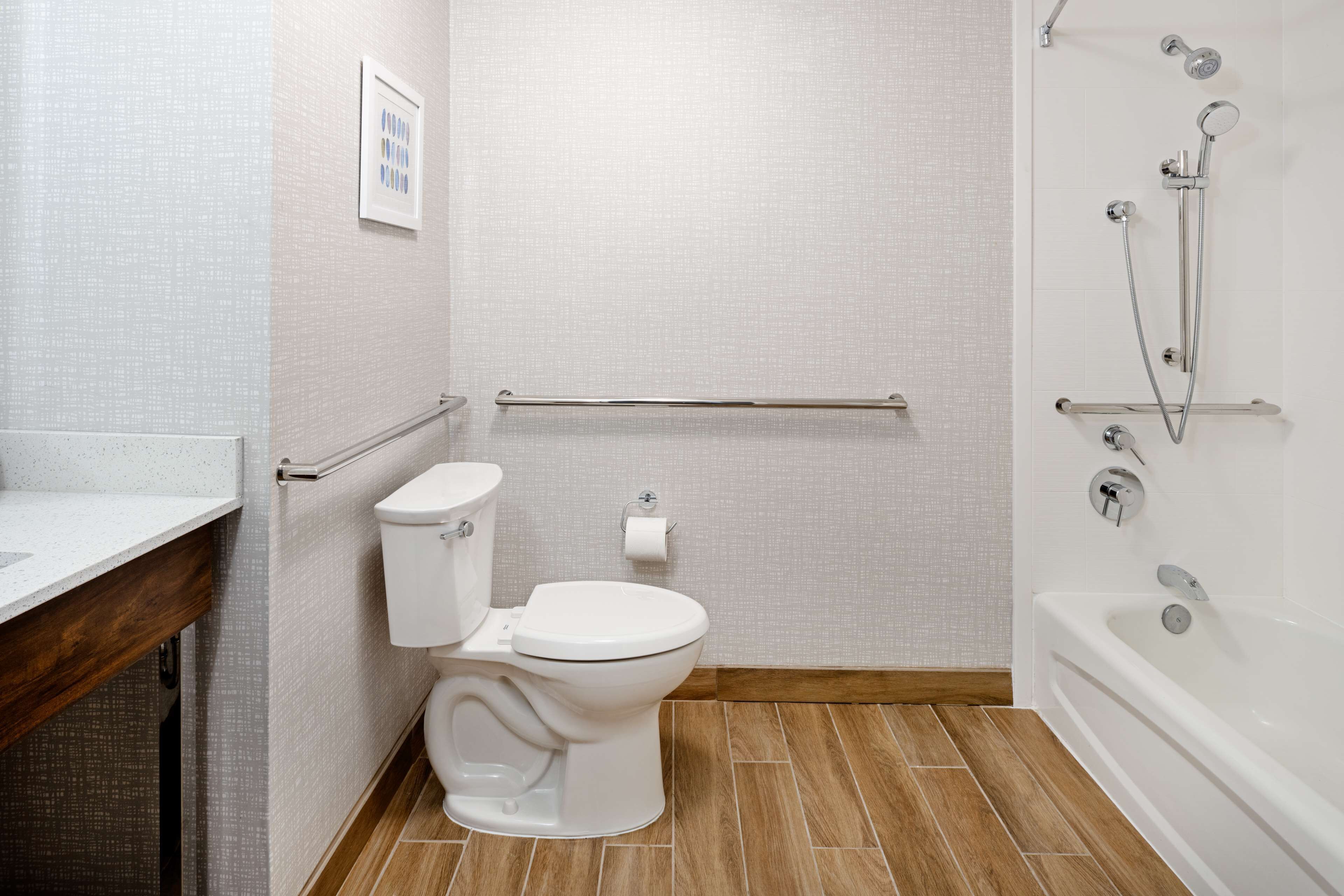 Un baño con inodoro, ducha y bañera.