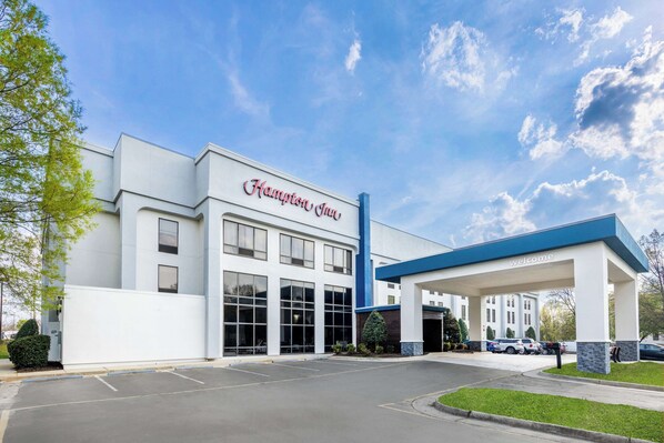 A Hampton Inn with a modern facade, large windows, and a welcoming entrance. - Hampton Inn Richmond-Mechanicsville (Mechanicsville)