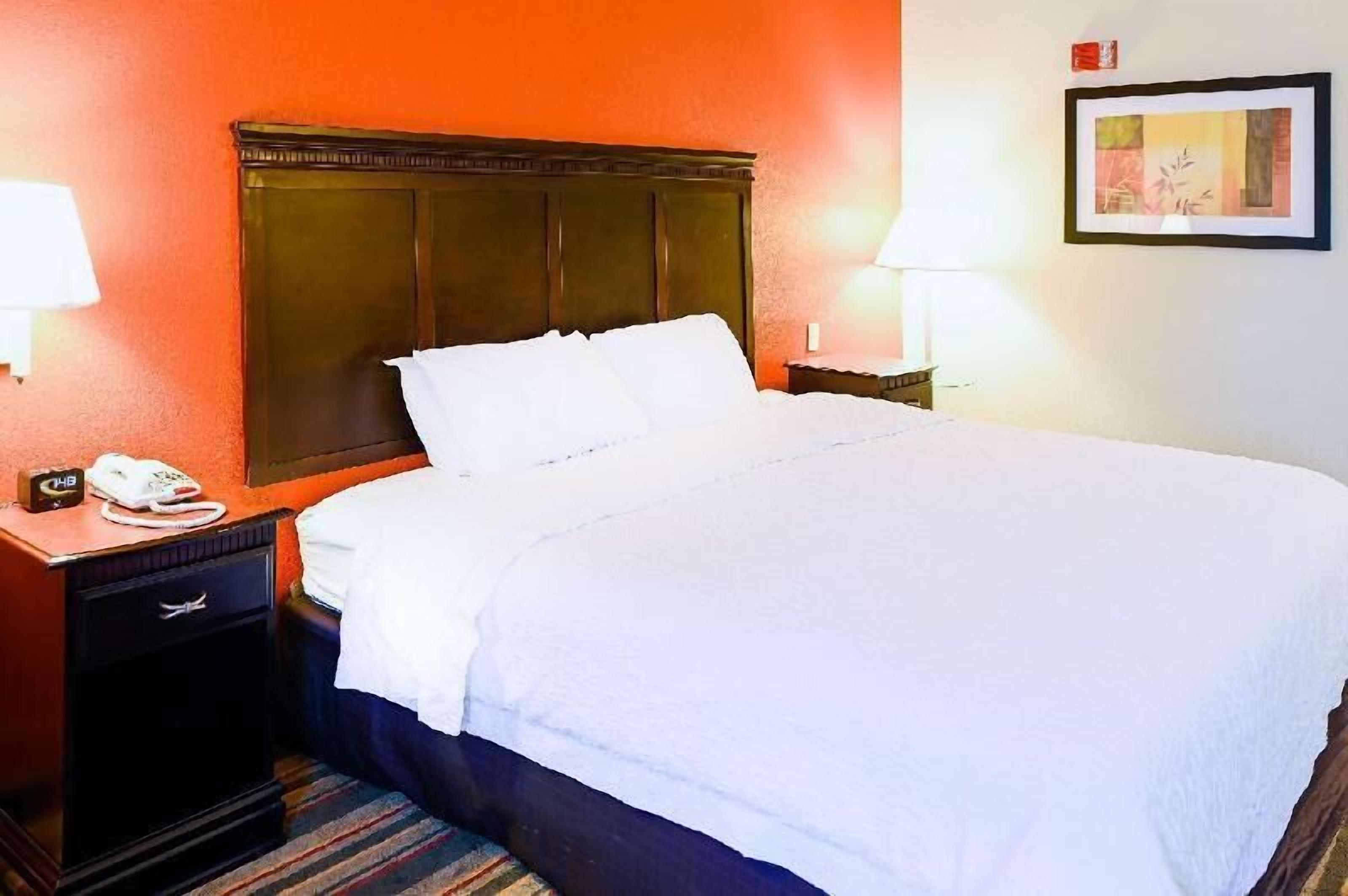 Premium bedding, in-room safe, desk, laptop workspace