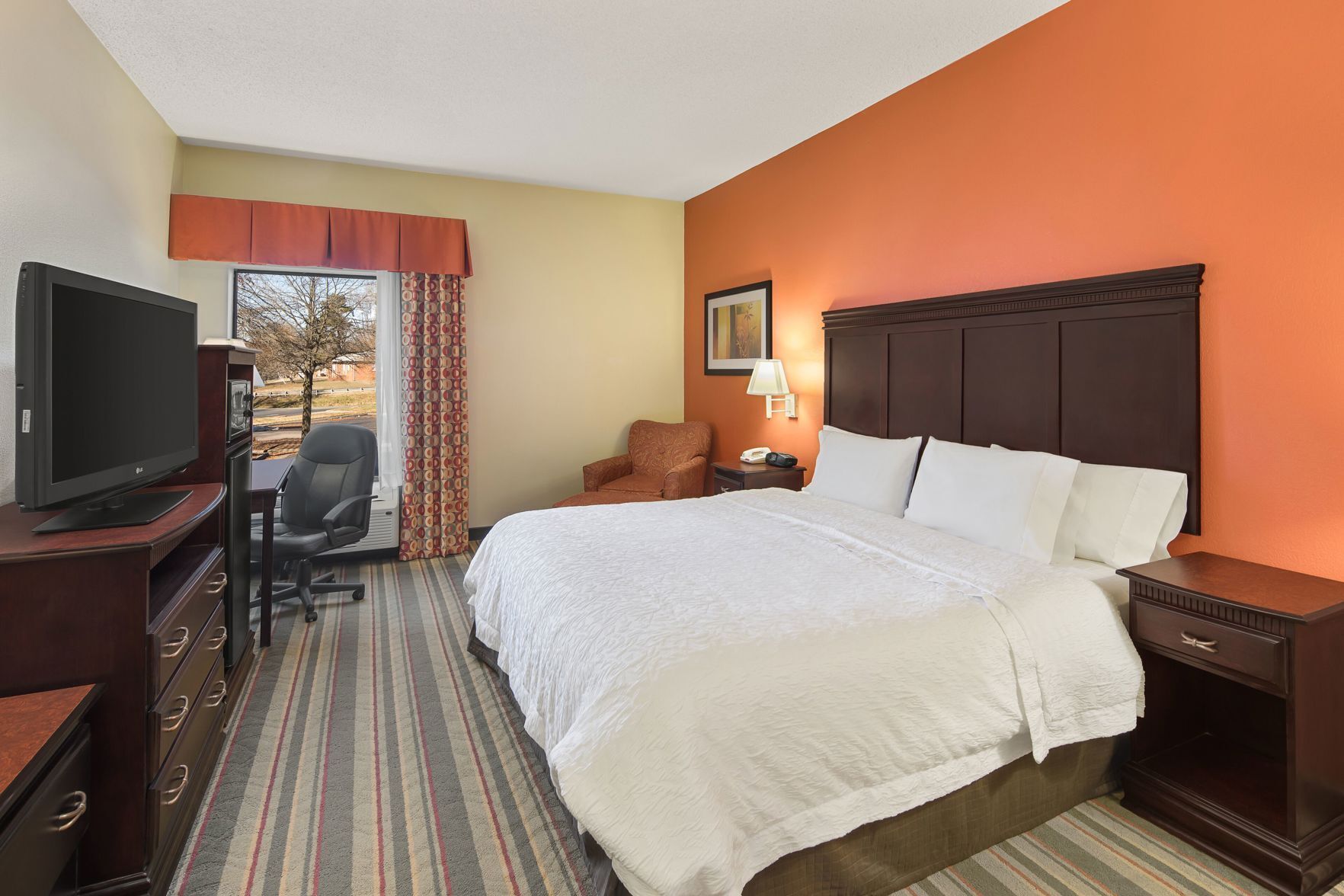 Premium bedding, in-room safe, desk, laptop workspace