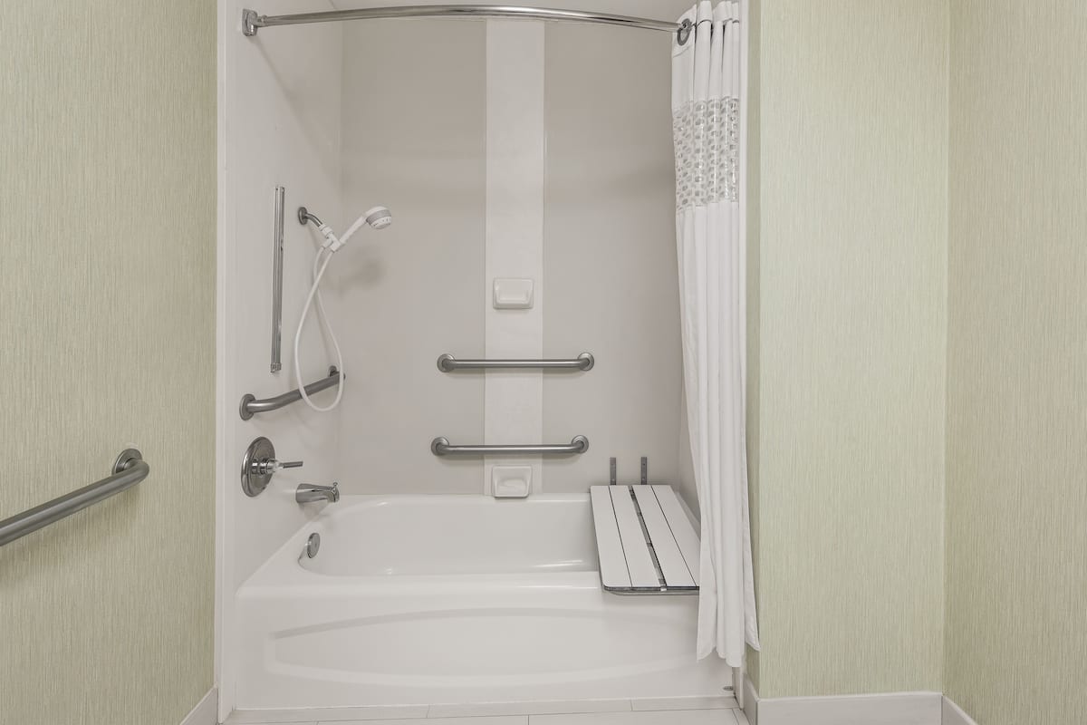 Classic Room, 1 King Bed, Accessible, Bathtub (Mobility Room - Tub) | Bathroom shower
