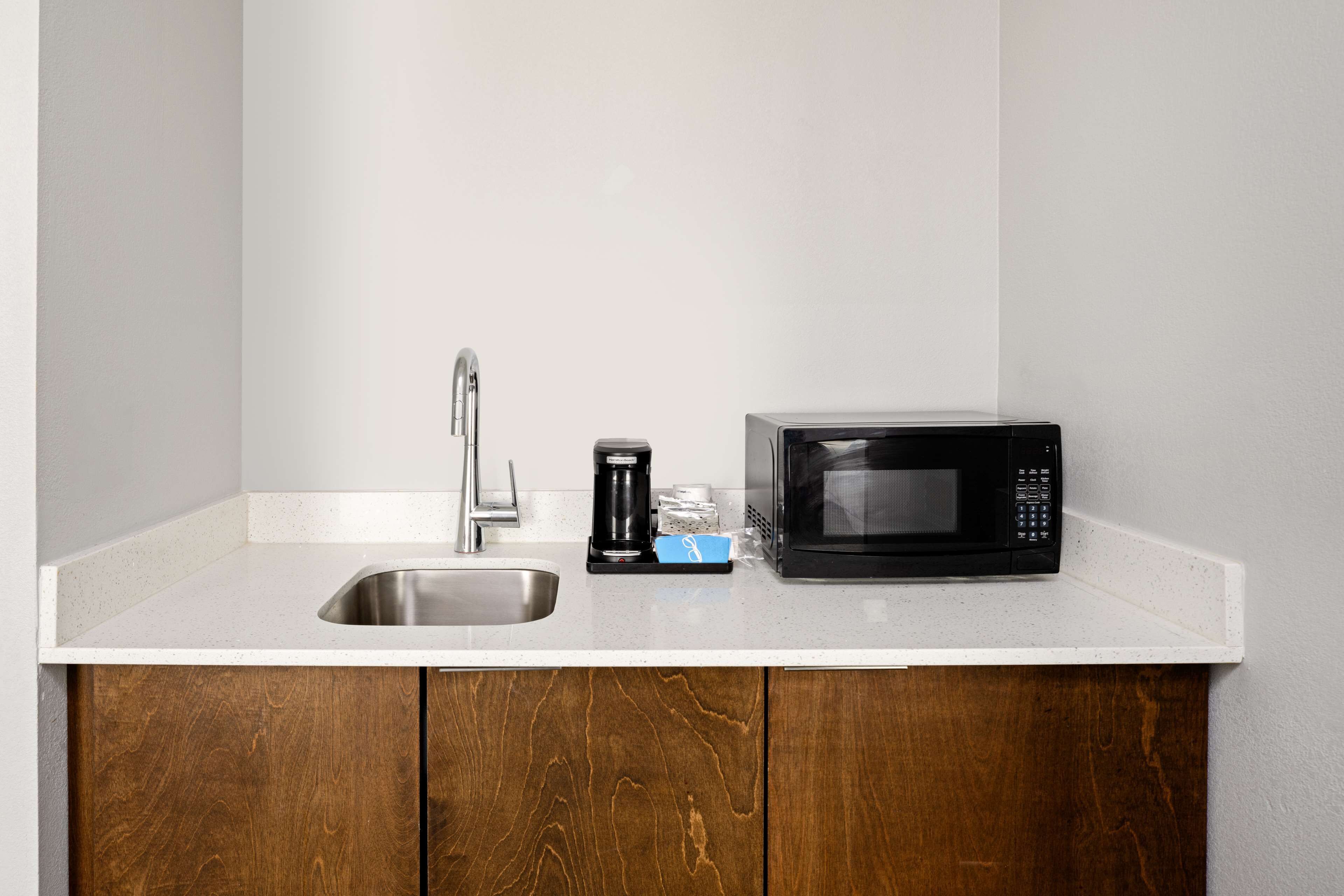 deluxe room, 1 king bed with sofa bed, non smoking (parlor) | 1 bedroom, premium bedding, in-room safe, desk