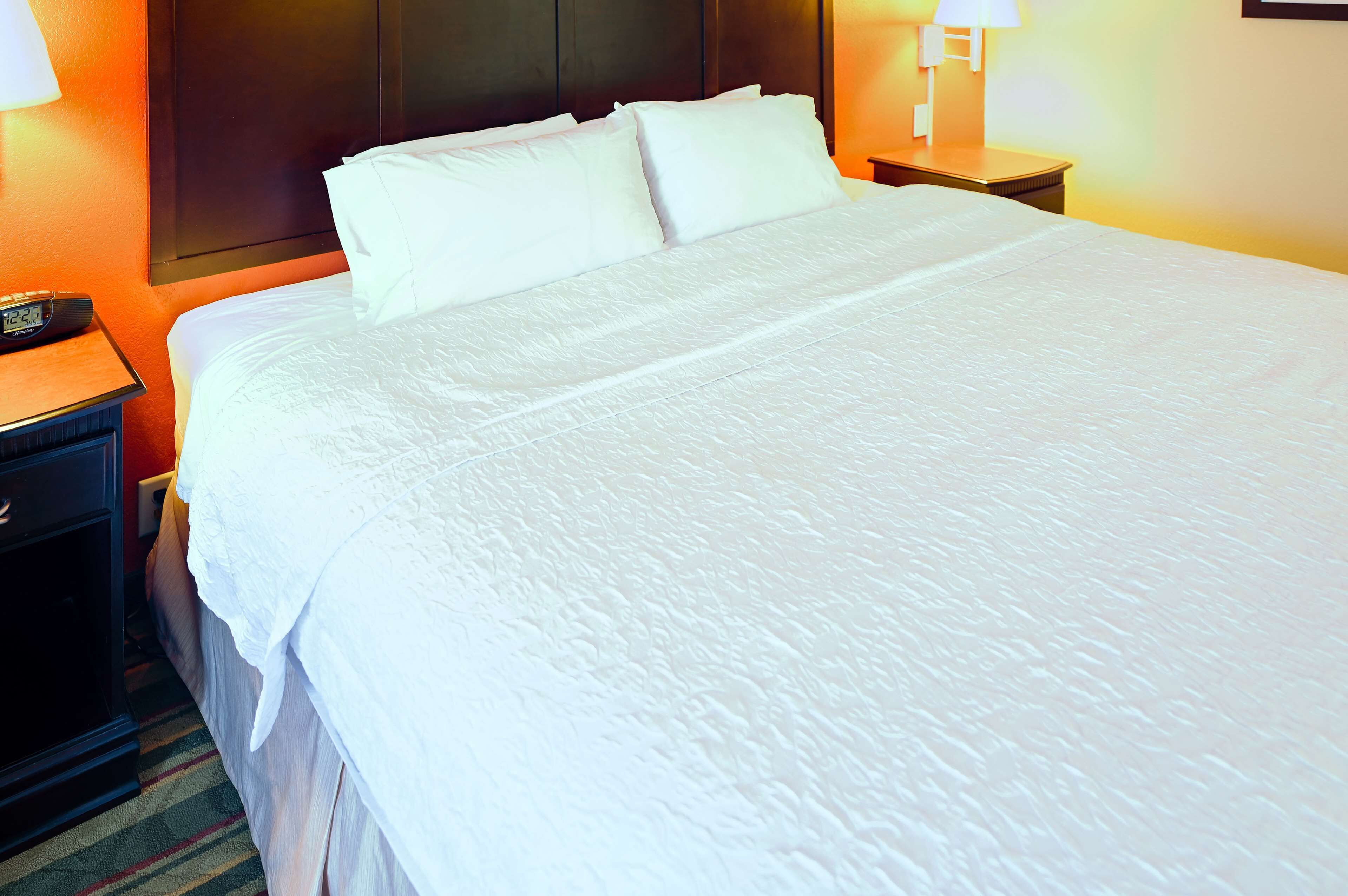 classic room, 1 king bed, accessible, bathtub (mobility room - tub) | 1 bedroom, premium bedding, in-room safe, desk