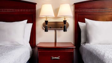 Cortinas blackout, tabla de planchar con plancha y cuna de viaje