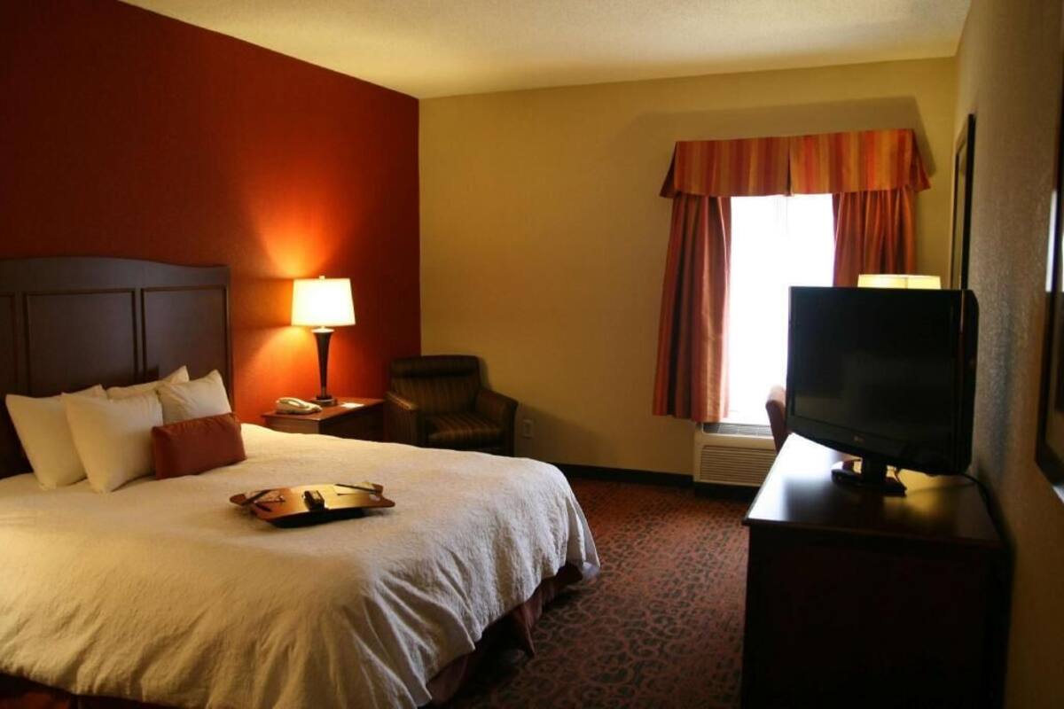 مكتب ومساحة عمل للكمبيوتر المحمول وستائر تعتيم ومكواة/لوح كي