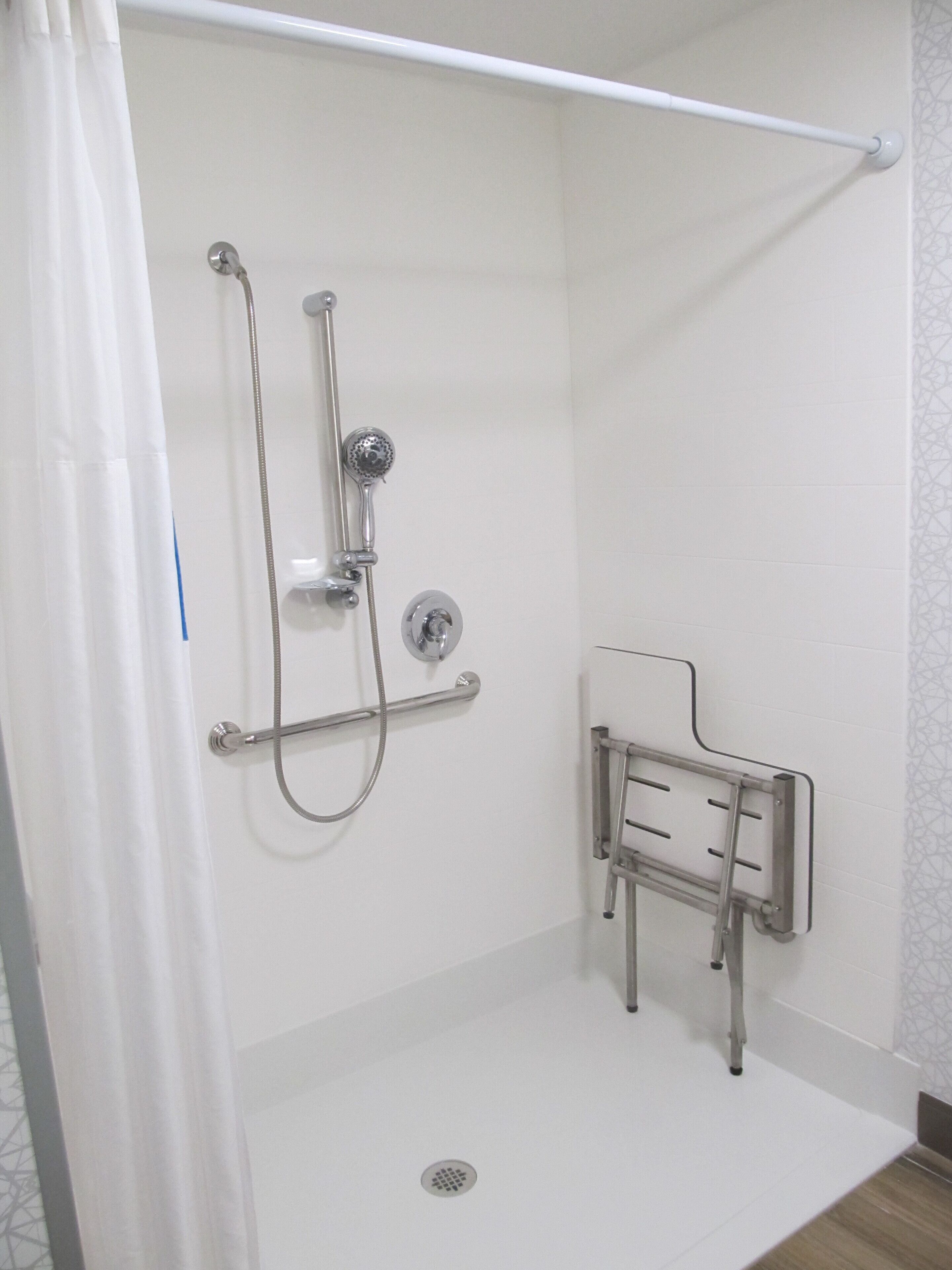 one kng acc rollin shwr ns | bathroom | free toiletries, hair dryer, towels, soap