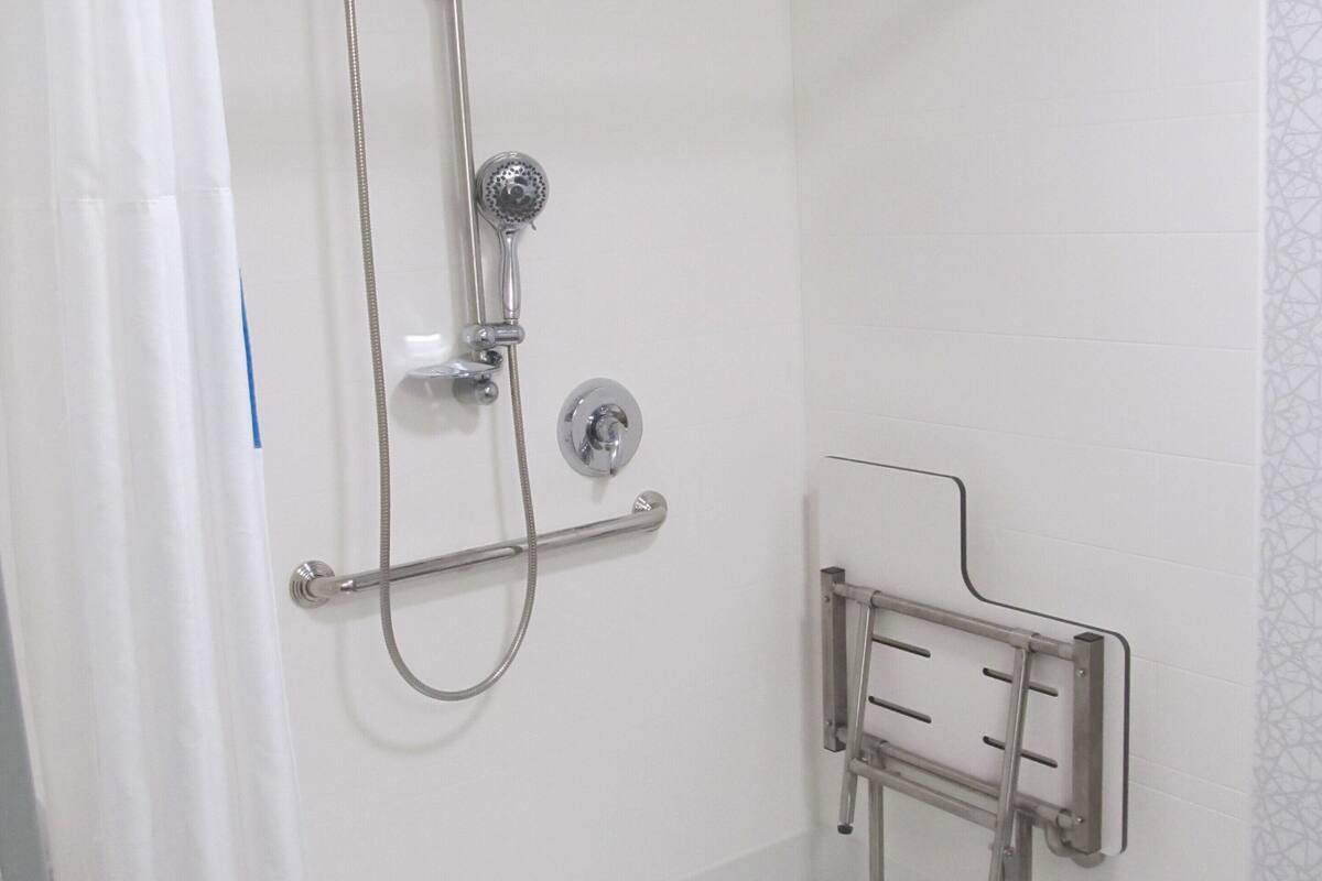 one kng acc rollin shwr ns | bathroom | free toiletries, hair dryer, towels, soap