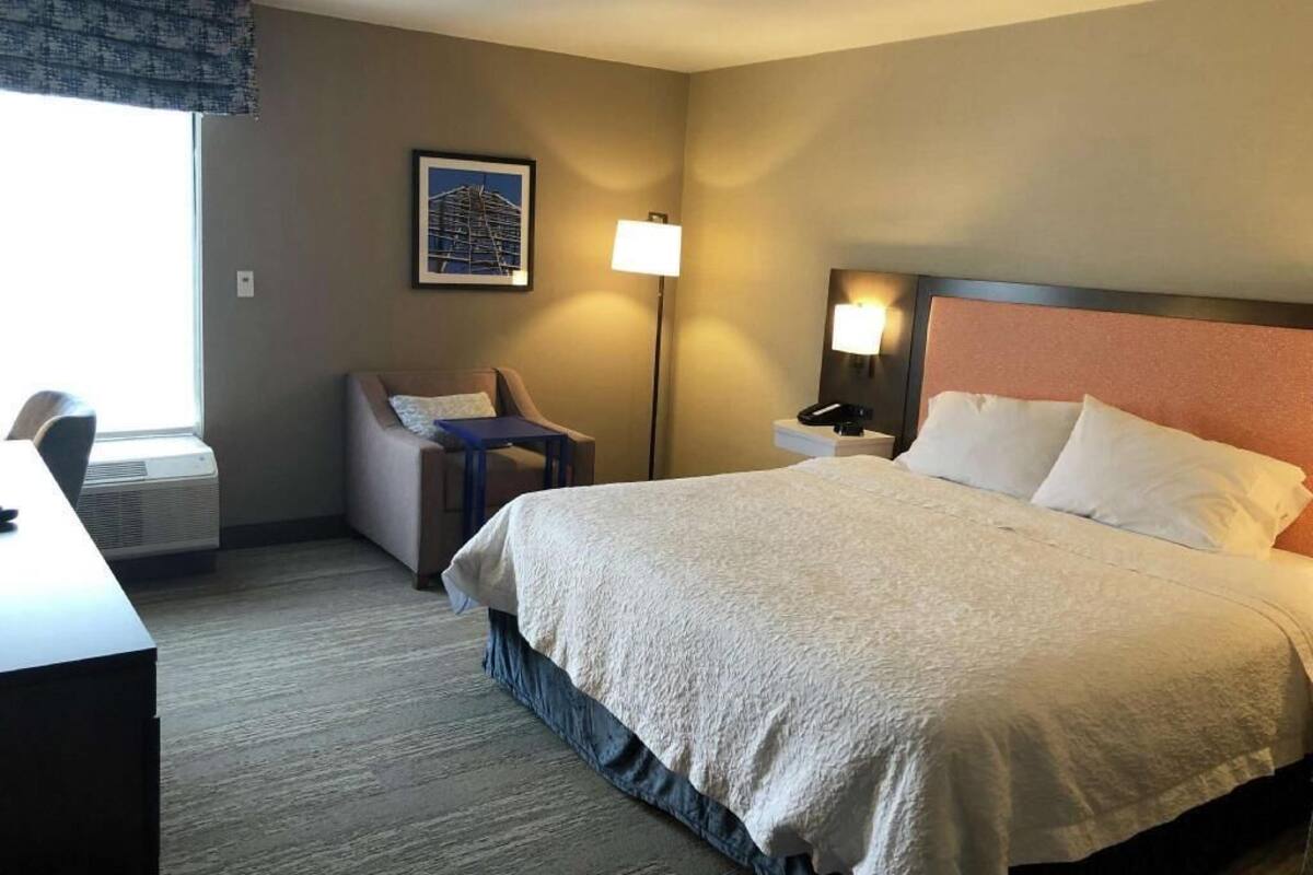 مكتب ومساحة عمل للكمبيوتر المحمول وستائر تعتيم ومكواة/لوح كي