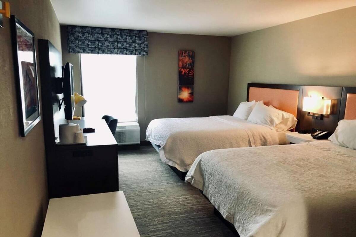 مكتب ومساحة عمل للكمبيوتر المحمول وستائر تعتيم ومكواة/لوح كي