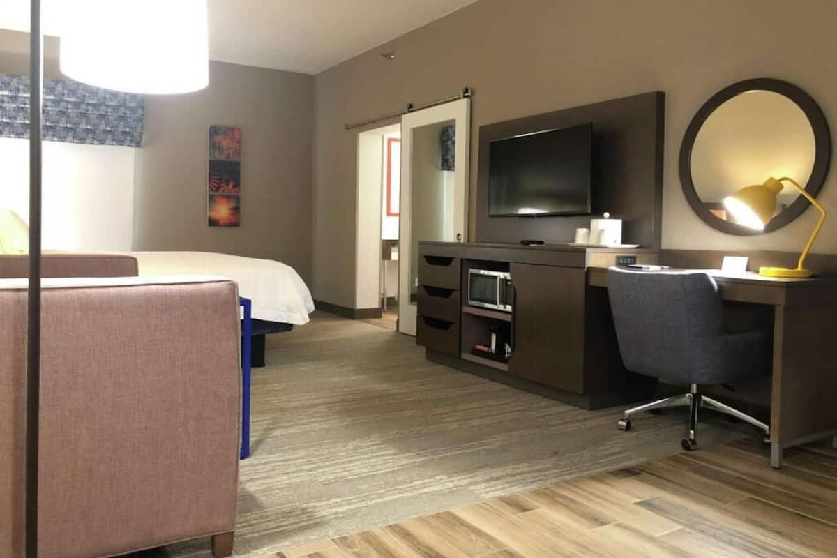 Escritorio, espacio para trabajar con laptop y cortinas blackout
