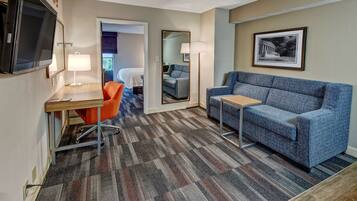 Suite, 1 très grand lit et 1 canapé-lit, non-fumeurs | Literie de qualité supérieure, minibar, bureau