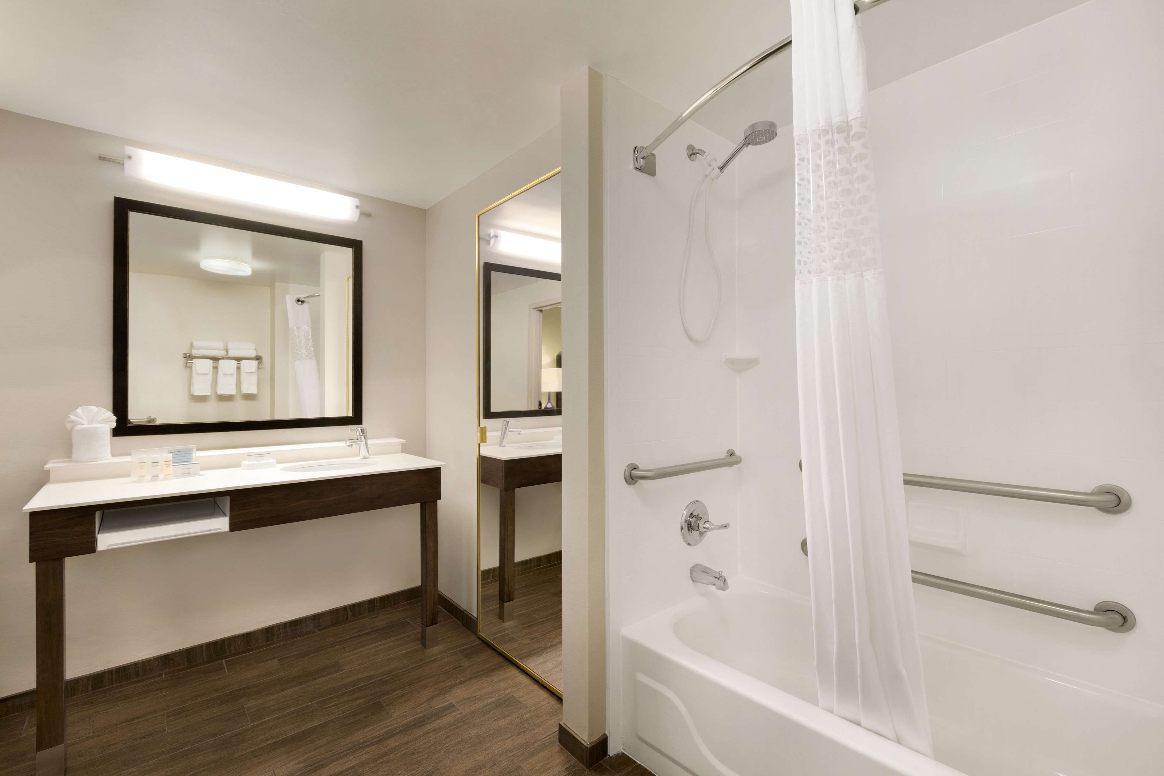 suite, 1 king bed, accessible, bathtub (mobility & hearing) | bathroom | combined shower/bathtub, deep-soaking bathtub, free toiletries