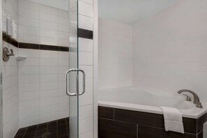 Chambre Deluxe, 1 très grand lit, non-fumeur | Salle de bain | Articles de toilette (gratuits), séchoir à cheveux, serviettes fournies