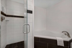 Quarto luxo, 1 cama King, para não fumantes | Banheiro | Produtos de toalete grátis, secador de cabelo, toalhas de banho 