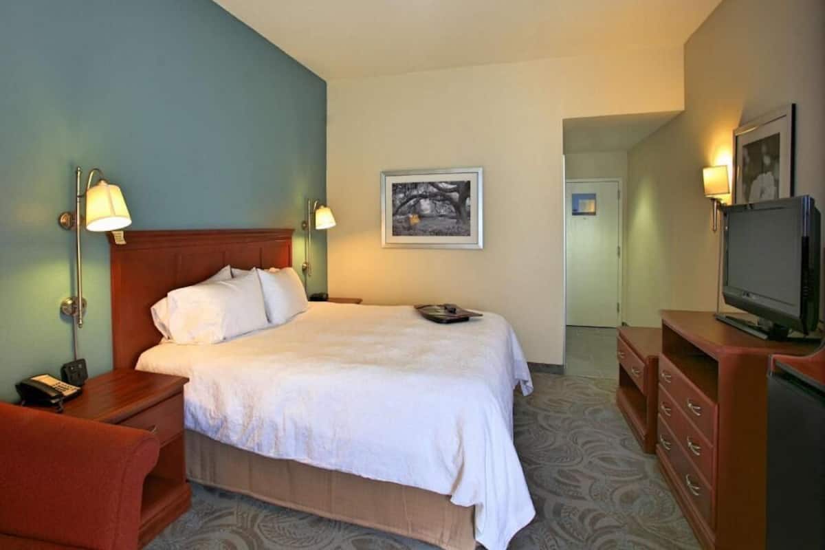 Pillowtop beds, individually decorated, individually furnished, desk