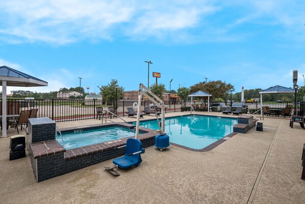 Outdoor pool, sun loungers