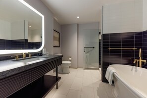 Ensemble baignoire-douche, articles de toilette griffés