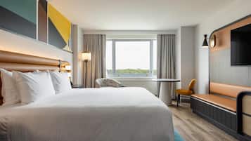 Room, 1 King Bed (High Floor) | 1 bedroom, premium bedding, in-room safe, desk
