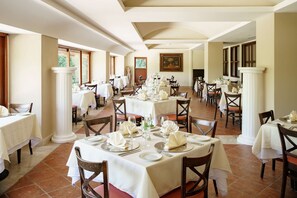 5 nhà hàng, phục vụ bữa sáng, bữa trưa, món ăn mang phong cách quốc tế