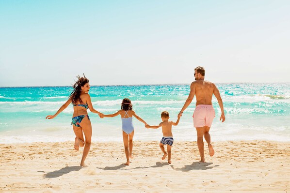 Na praia, areia branca, prática de mergulho autônomo 