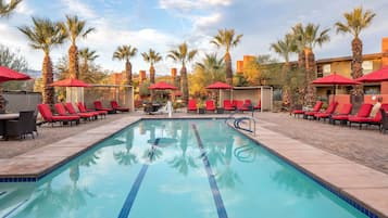 4 piscinas al aire libre, sombrillas