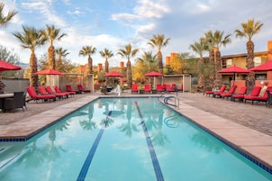 4 piscinas al aire libre, sombrillas