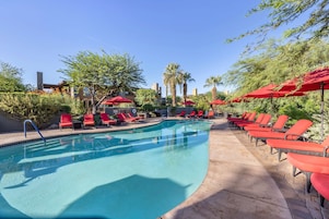 4 piscinas al aire libre, sombrillas