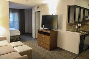 Estudi en suite, 1 llit de matrimoni, cuina | Escriptori, espai de treball apte per a portàtils i cortines opaques 