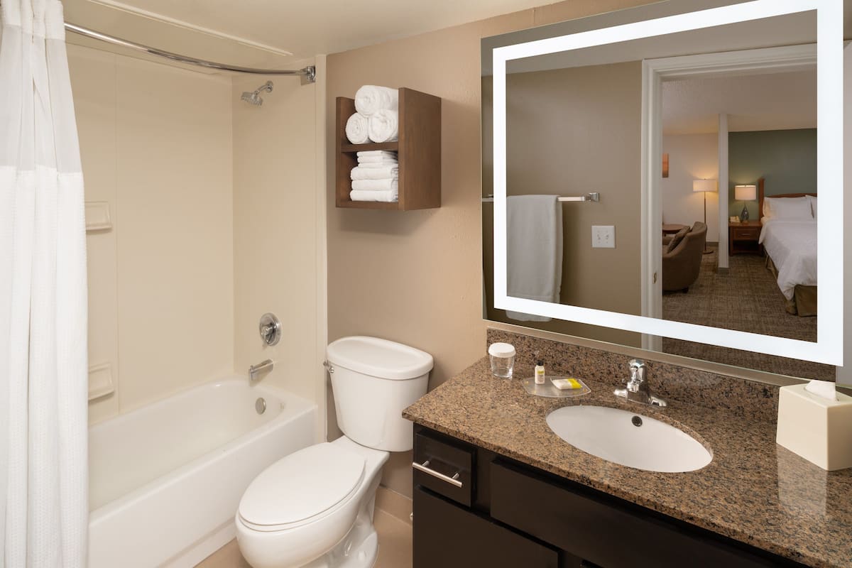 studio suite, 1 queen bed, kitchen | bathroom | combined shower/bathtub, free toiletries, hair dryer, towels
