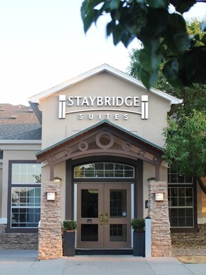Staybridge Suites mit markantem Eingang, Steinsäulen und einer deutlichen Beschilderung über den Türen.
