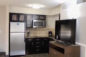 Refrigerador, microondas, placa de cocina, lavavajillas