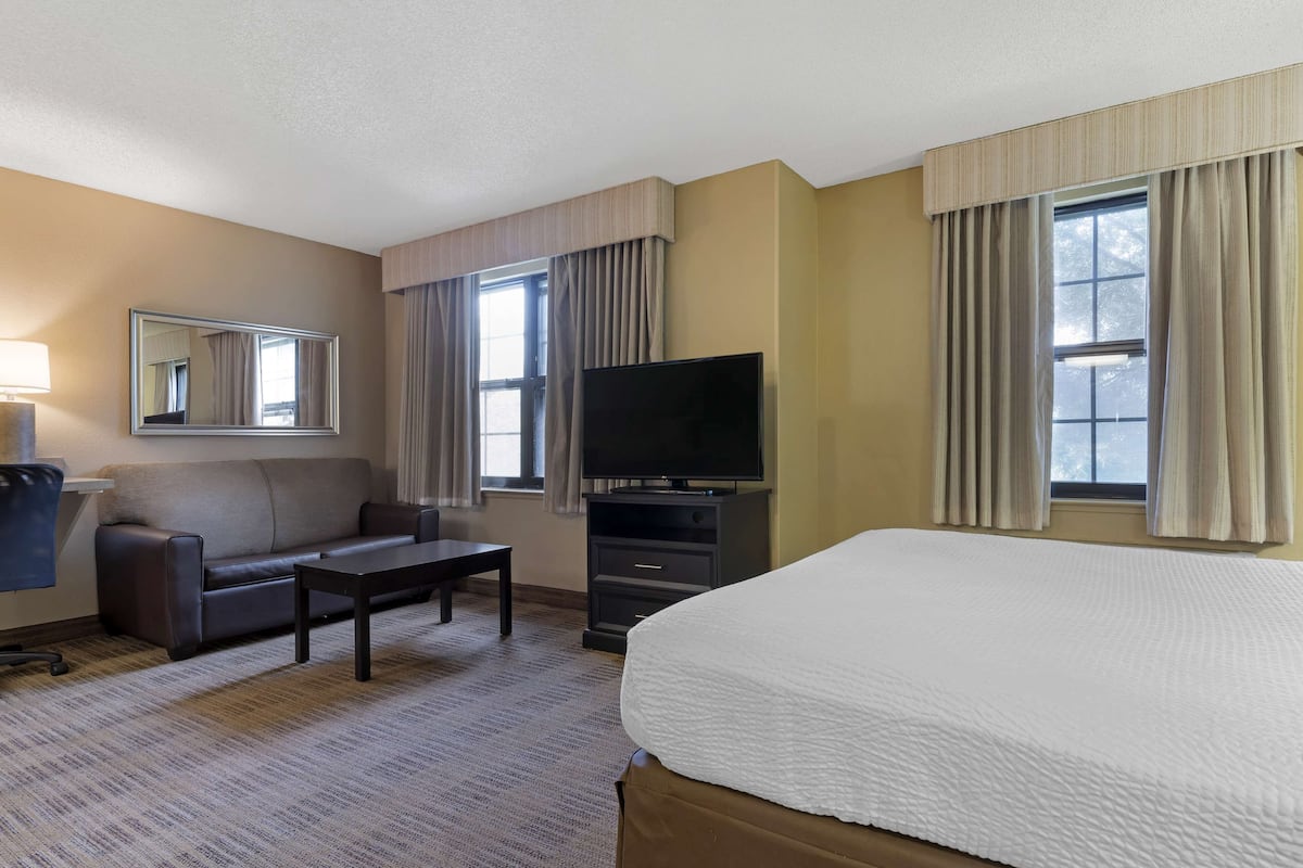 desk, iron/ironing board, free wifi, bed sheets