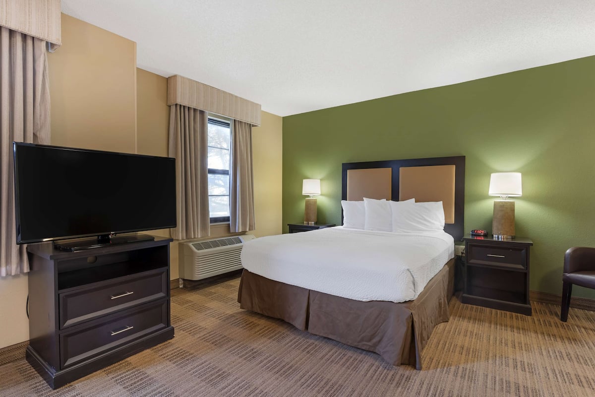 deluxe studio, 1 queen bed with sofa bed, non smoking | desk, iron/ironing board, free wifi, bed sheets