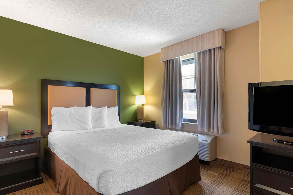 Estudio Deluxe, 1 cama Queen size y sofá cama, con acceso para personas discapacitadas | Escritorio, tabla de planchar con plancha, wifi gratis y ropa de cama
