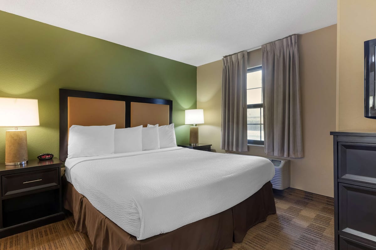 Estudio Deluxe, 1 cama King size y sofá cama, para no fumadores | Escritorio, tabla de planchar con plancha, wifi gratis y ropa de cama