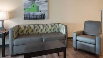 Deluxe-Studio, 1 Queen-Bett und Schlafsofa, barrierefrei, Nichtraucher | Wohnzimmer | 32-Zoll-Flachbildfernseher mit Kabelempfang, Fernseher