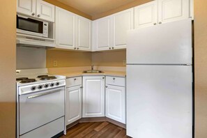Deluxe Studio, 1 Queen Bed with Sofa bed, Non Smoking | Pillow-top beds, desk, blackout curtains, iron/ironing board - Extended Stay America Suites Orlando Conv Ctr 6443 Westwood (Orlando)