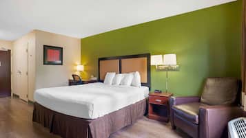 Studio, 1 King Bed, Non Smoking | Hypo-allergenic bedding, desk, iron/ironing board, free WiFi