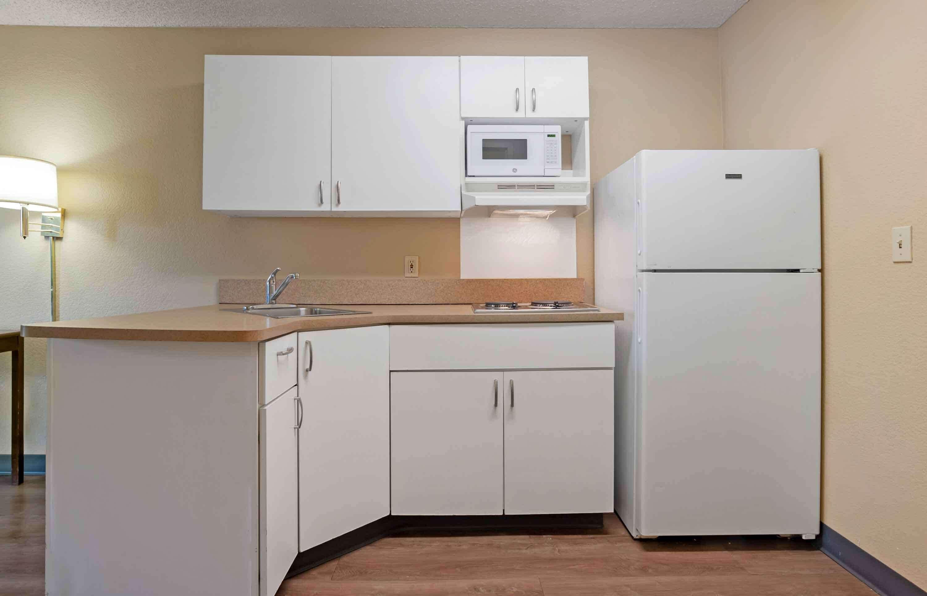 Studio, 1 King Bed, Non Smoking | Hypo-allergenic bedding, desk, iron/ironing board, free WiFi