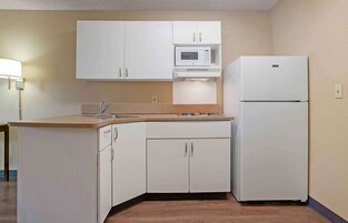 Refrigerador con freezer, microondas, placa de cocina, cafetera/tetera