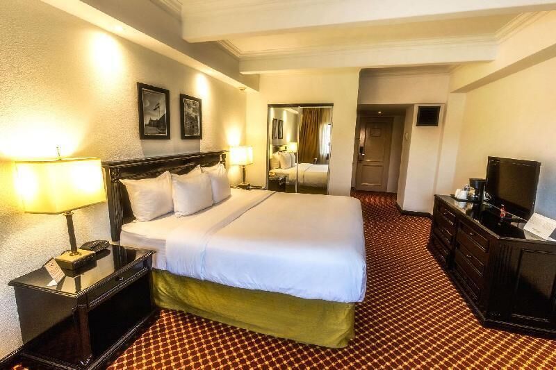Egyptian cotton sheets, premium bedding, down comforters, pillowtop beds