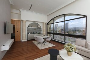 Presidential Suite | Egyptian cotton sheets, premium bedding, down duvets, pillow-top beds - Clarion Hotel Real Tegucigalpa (Tegucigalpa)