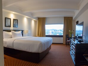 Business  King Room | Bộ đồ giường cao cấp, nệm có lớp đệm bông, két bảo mật tại phòng 