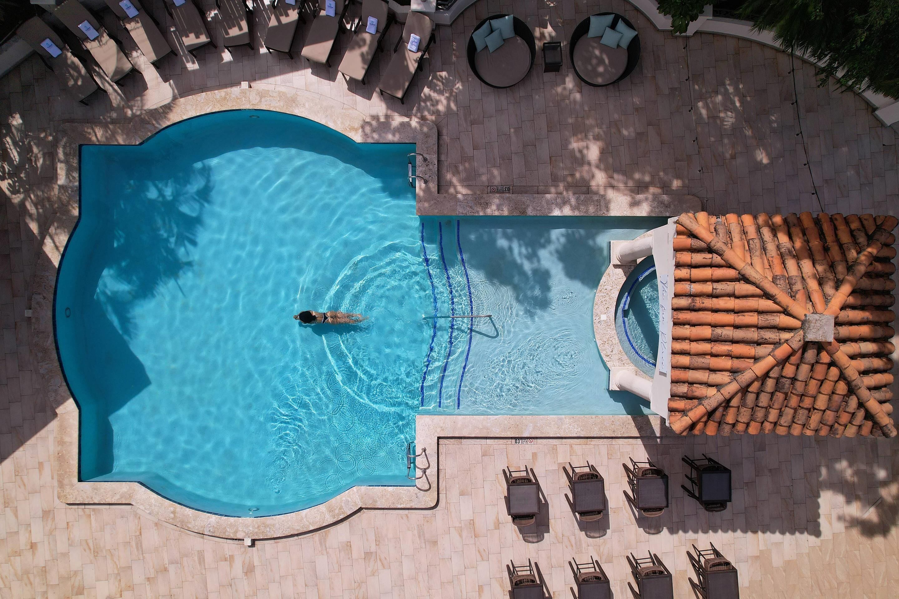 Una piscina al aire libre, cabañas de piscina gratuitas, sombrillas