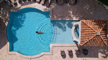Una piscina al aire libre, cabañas de piscina gratuitas, sombrillas