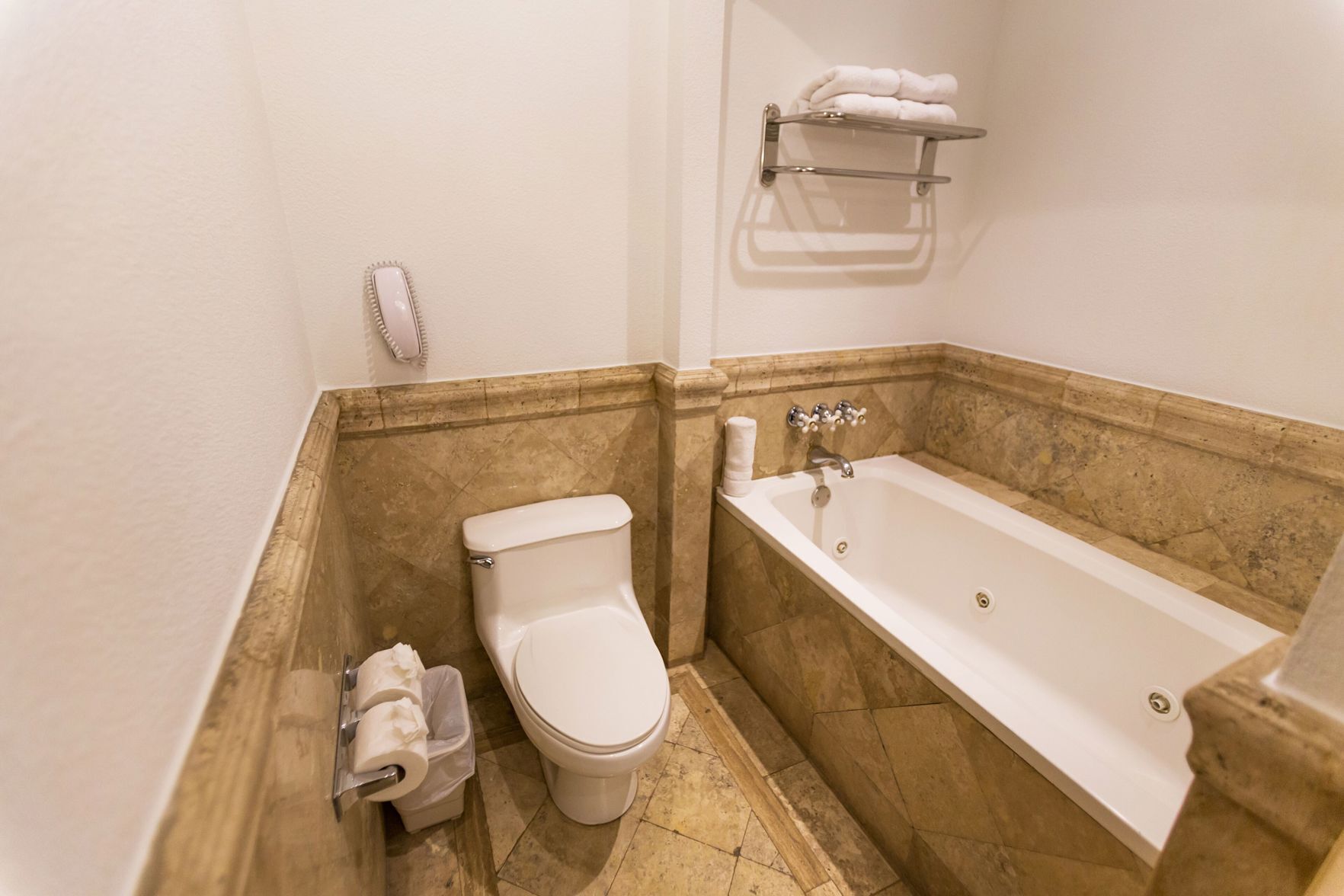 Baño | Amenidades de baño gratuitas, secadora de cabello, toallas, jabón 