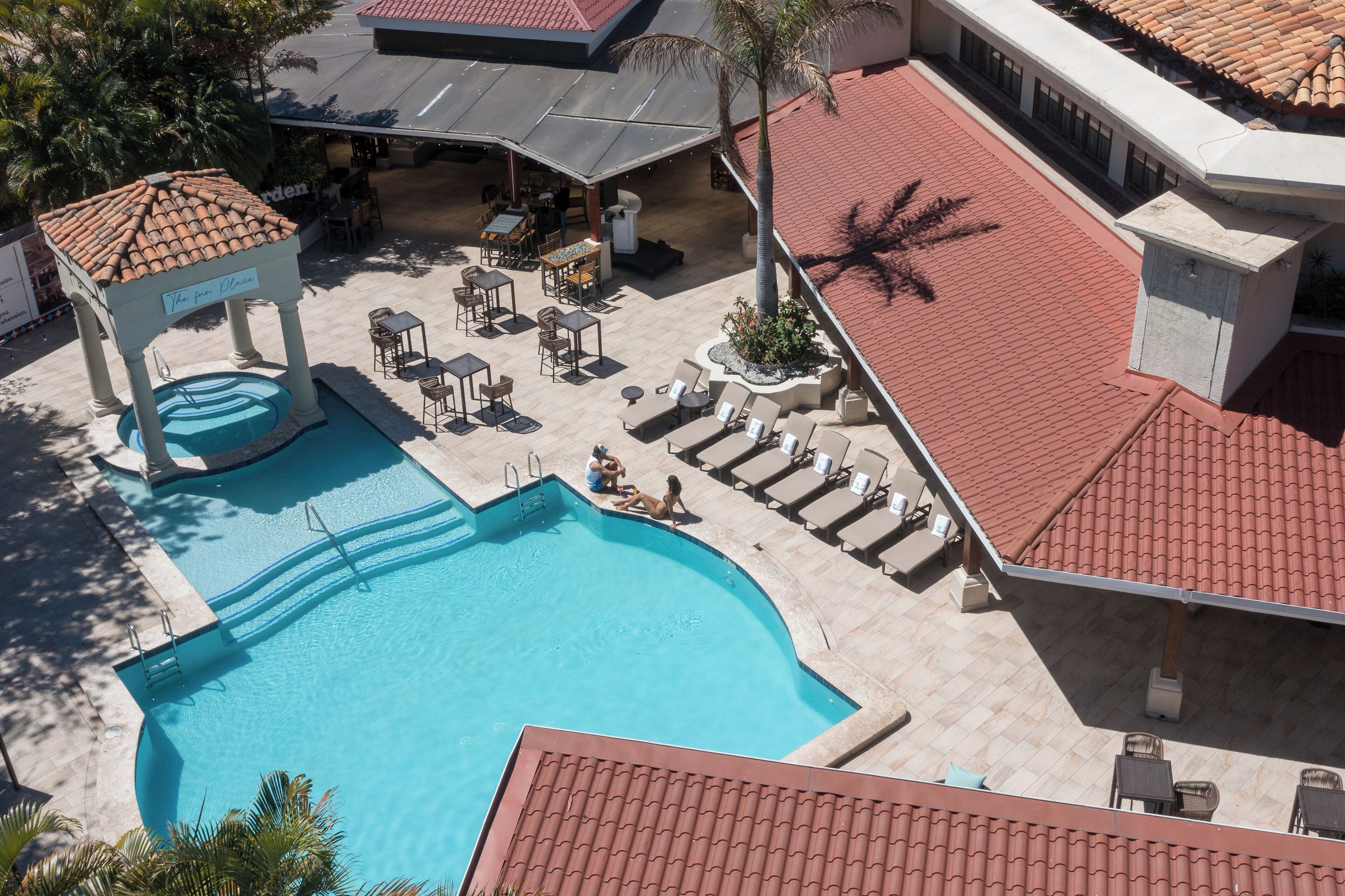 Piscine extérieure, cabanons gratuits, parasols de plage